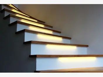 Ilustracja artykułu jakie oświetlenie schodów sprawdzi się najlepiej w domu? sprawdzamy!