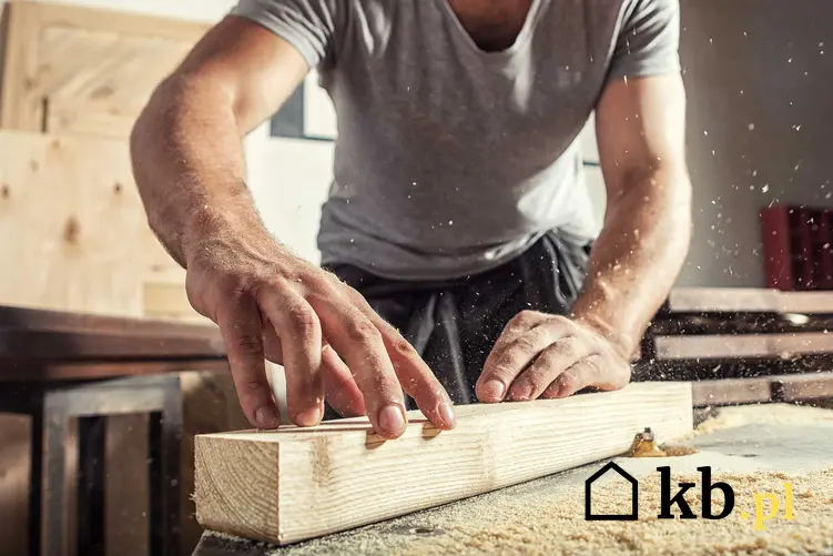 Ławka drewniana musi być dobrze wyszlifowana i przetarta papierem ściernym. Budowa ławki drewnianej samodzielnie nie jest trudna.
