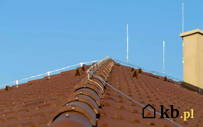 Piorunochron aktywny na dachu domu