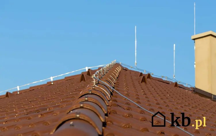 Piorunochron aktywny na dachu domu jednorodzinnego, a także jak działa piorunochron aktywny krok po kroku