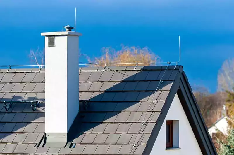 Montaż instalacji odgromowej na dachu.