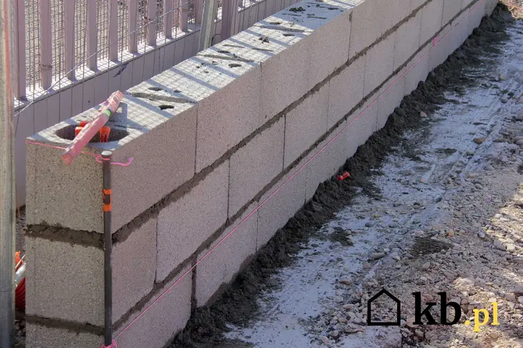 Mur z bloczków betonowych czyli pustaków Protherm  to tańsza alternatywa dla cegieł. To tani i lekki materiał budowlany