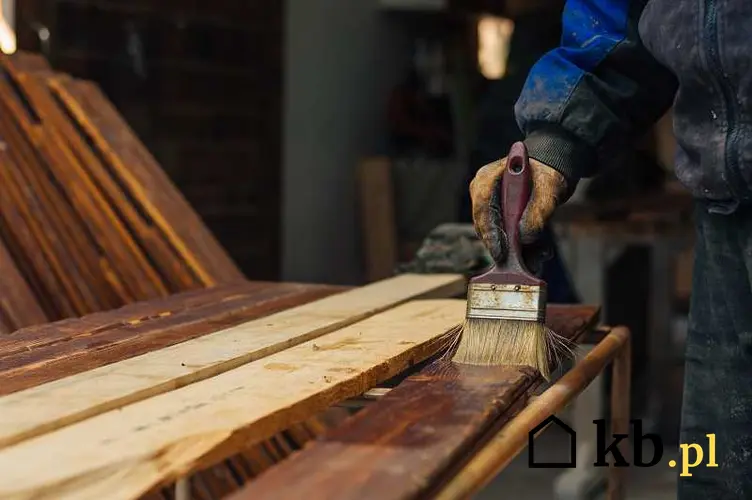 Renowacja drewnianych mebli to niemal sztuka - ile kosztuje tego typu usługa na rynku? Sprawdź poniżej!