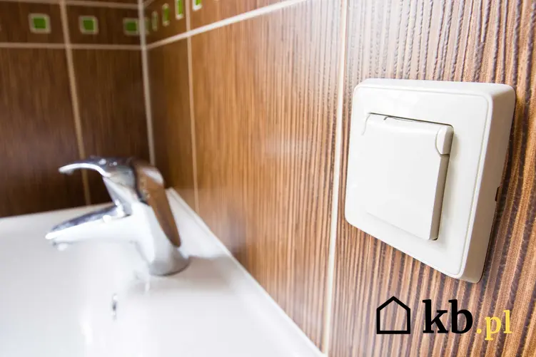 Instalacja elektryczna w łazience musi być zrobiona precyzyjnie i zabezpieczona przed działaniem wilgoci. Rozmieszczenie punktów jest związanie z funkcjonalnością