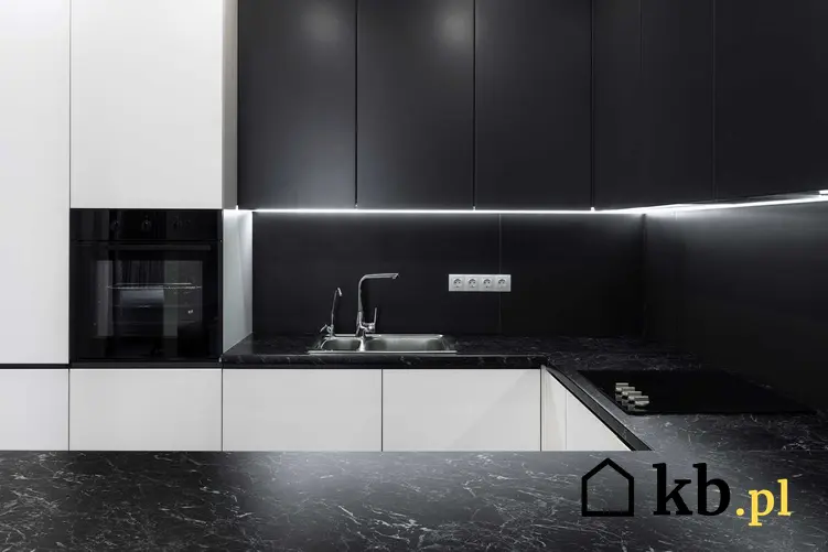 Ciemne fronty do szafek kuchennych w nowoczesnej kuchni w minimalistycznym stylu, a także jakie fronty do mebli kuchennych wybrać