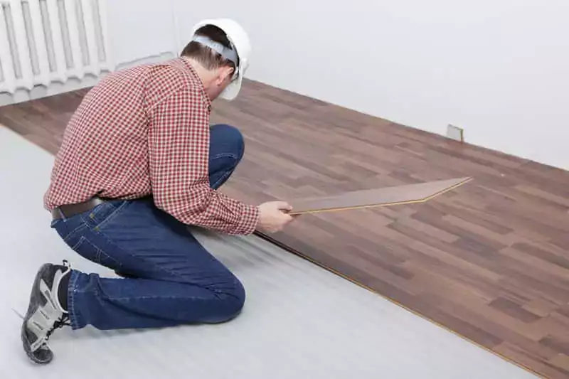 Montowanie paneli na folii podłogowej