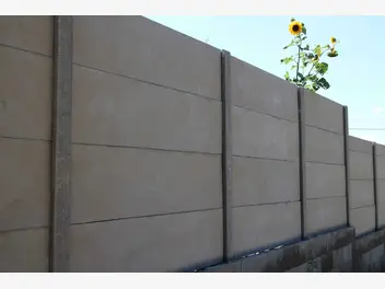 Ilustracja artykułu czy betonowe płyty ogrodzeniowe to dobre rozwiązanie na płot?