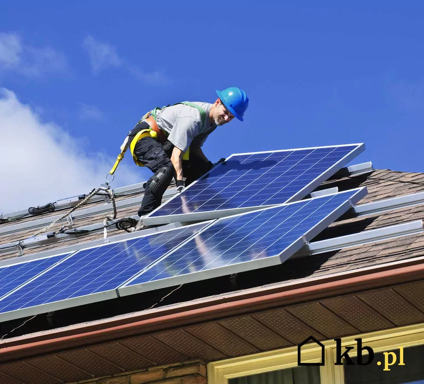 Instalacja paneli fotowoltaicznych i ogniw, które służą do podłączenia do instalacji elektrycznej. Zamontowanie panelina dachu musi być przeprowadzone przez specjalistę. Instalacja paneli fotowoltaicznych na dachu