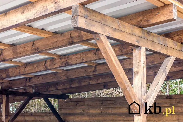 Budowa witryny garażowej polega na postawieniu najpierw drewnianej konstrukcji, na którą nadbudowuje się daszek.