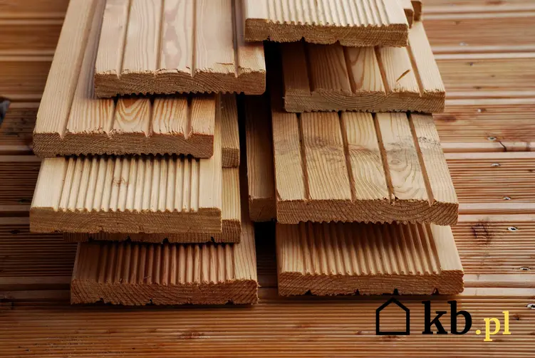 Deska kompozytowa to świetny sposób na ograniczenie kosztów tarasów drewnianych. Dobrze sprawdza się także drewno egzotyczne, jednak cena jest znacznie większa.