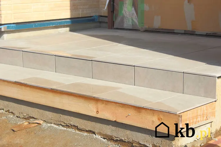 Wykończenie schodów betonowych zewnętrznych najczęściej robi się za pomocą płytek lub kamienia. Dzięki temu dobrze wyglądają i są bardziej bezpieczne