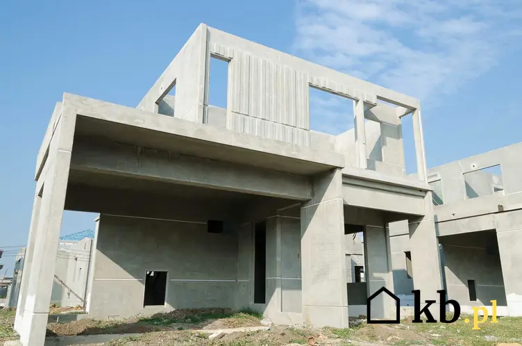 Domy z betonu, czyli z prefabrykatów betonowych to świetne rozwiązanie. Jest to łatwy sposób na zbudowanie budynku naprawdę na lata. Najnowsza technologia sprawia, że są o wiele tańsze.
