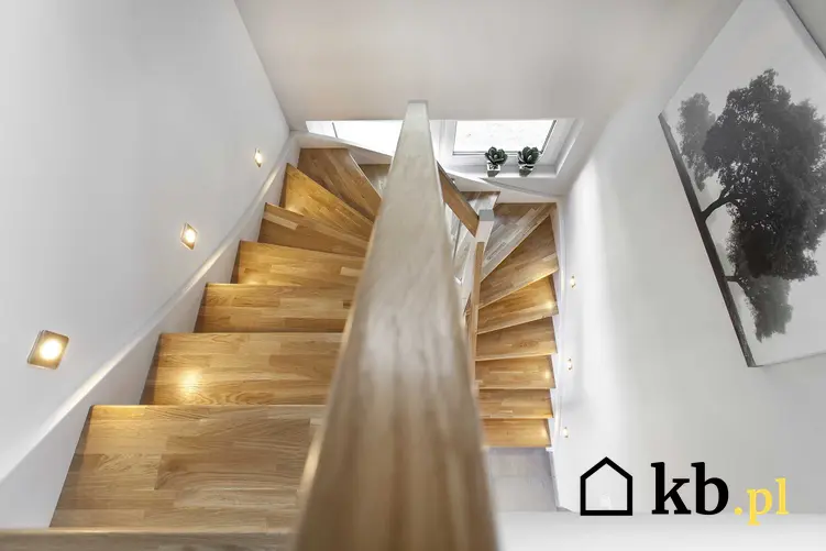 Wykończenie schodów prefabrykowanych może być drewniane, metalowe a nawet szklane. Szklane schody wspaniale się prezentują i mogą być wykorzystywane do bardzo wielu stylów aranżacyjnych.