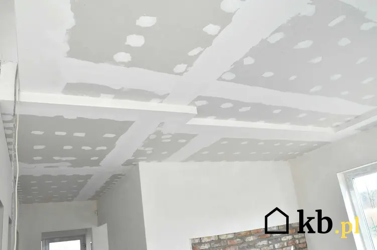To, ile schnie strop żelbetowy jest zależne od wielu czynników - wilgotności powietrza, producenta i tym podobne.