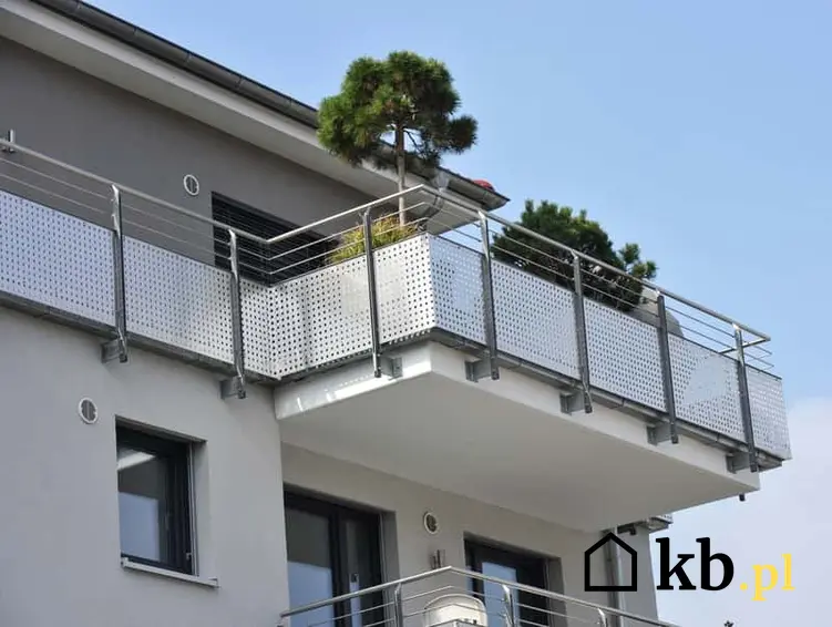 Balustrady i barierki balkonowe powinny być dopasowane stylem do bryły budynku. Balustrady szklane i drewniane są najbardziej popularne.