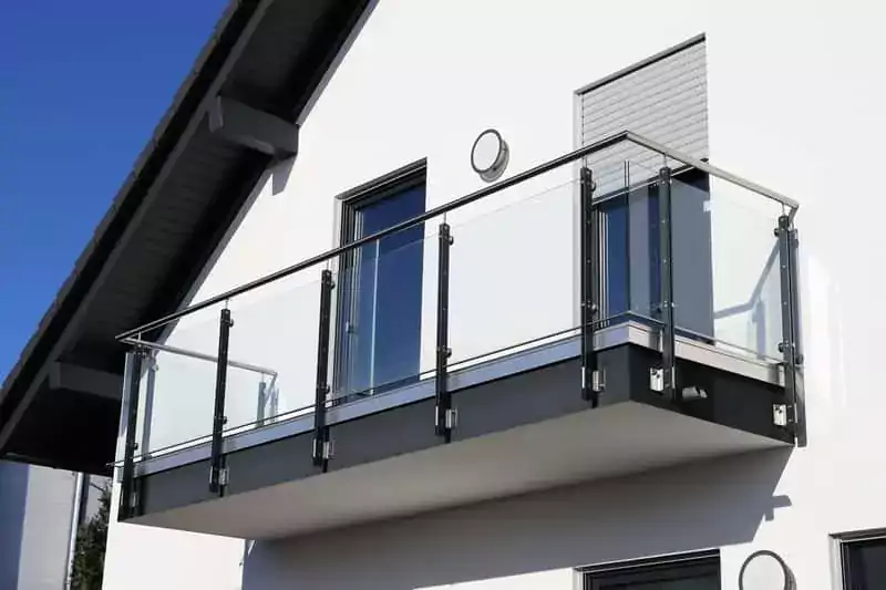 Szklana balustrada na nowoczesnym balkonie