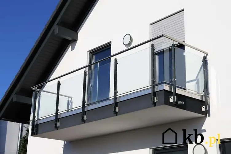 Szklana balustrada na balkonie przy nowoczesnym domu, a także ceny, rodzaje balustrad i barierek, porady przy zakupie