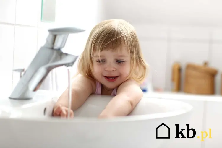 Wysokość umywalki dla dziecka w standardowej łazience jest za duża - dziecko nie może wygodnie sięgnąć rączkami do strumienia wody