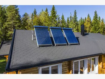 Ilustracja artykułu instalacja solarna do ogrzewania wody - jak zastosować kolektory słoneczne