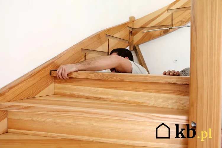 Montaż schodów drewnianych powinny wykonywać specjaliści. Zakładanie drewnianych schodów samonośnych jest dość skomplikowane i wymaga bardzo precyzyjnej pracy.