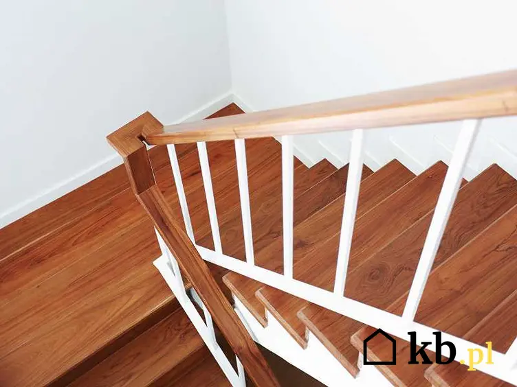 Schody drewniane to dość duży koszt. Cennik schodów drewnianych jest bardzo zróżnicowany, ale takie schody są bardzo atrakcyjne.