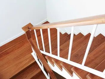 Ilustracja artykułu schody drewniane - jaka cena za schody dębowe, bukowe i inne