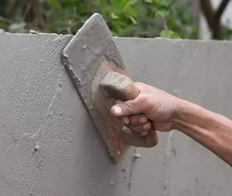 Proces tynkowania ścian z fachowcem
