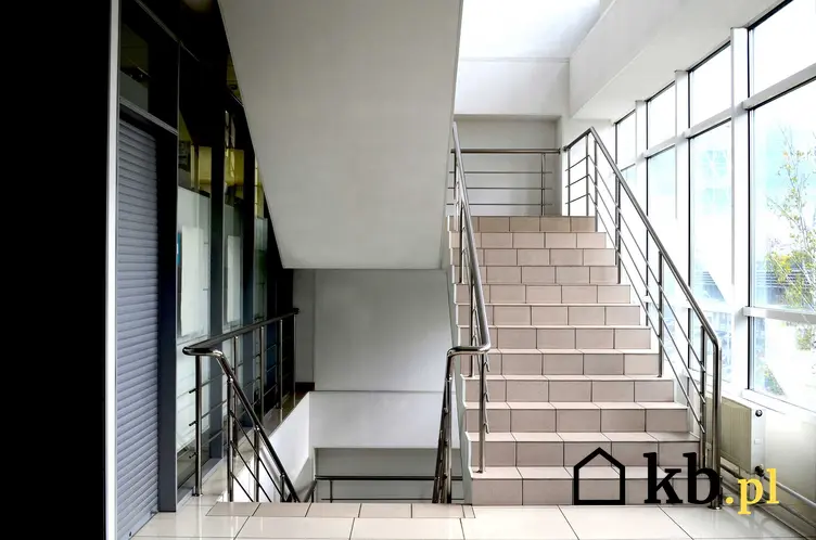 Płytki na schodach wewnętrznych to stosunkowo tanie rozwiązanie. Pasują nie tylko w biurowcach, świetnie komponują się z wnętrzami w stylu nowoczesnym i minimalistycznym