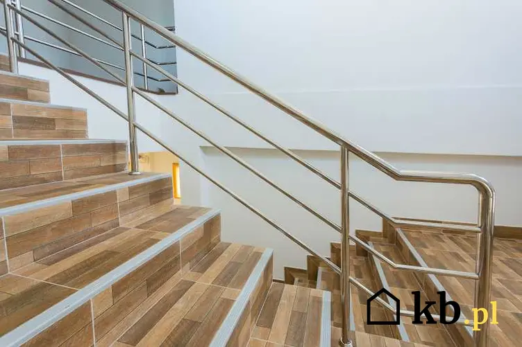Ile kosztują płytki na schodach? Koszt płytek ceramicznych jest zależny od jakości, plus do tego cena wykonania.