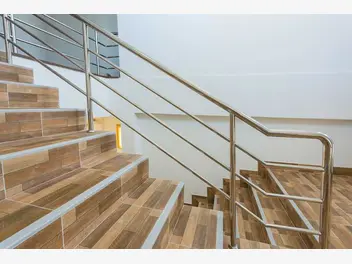 Ilustracja artykułu jak dobrać płytki na schody i ile kosztuje ich ułożenie?