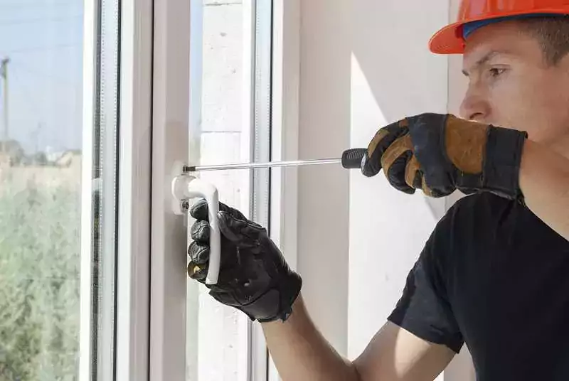 Uszczelnianie okna przez mężczyznę