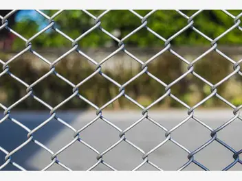 Ilustracja artykułu koszt ogrodzenia działki siatką ogrodzeniową z bramą kutą