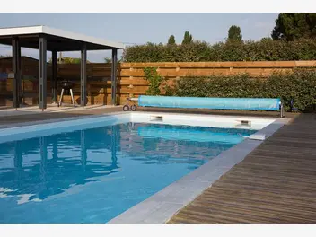 Ilustracja artykułu basen w ogrodzie? koszty i montaż basenów ogrodowych