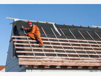 Ilustracja artykułu deskowanie dachu a membrana - co lepsze na więźbę dachową?