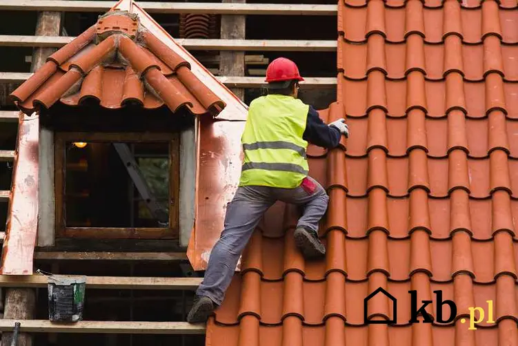Dachówki ceramiczne układane przez robotnika na dachu, a także informacje o dachówkach betonowych i blachodachówkach krok po kroku
