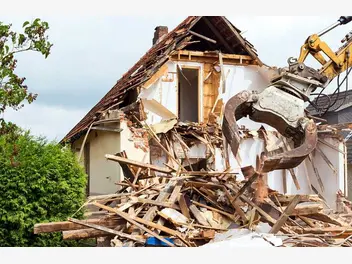 Ilustracja artykułu koszt rozbiórki domu - zobacz, ile zapłacisz za wyburzenie budynku
