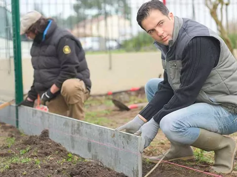 Jak zamontować siatkę ogrodzeniową