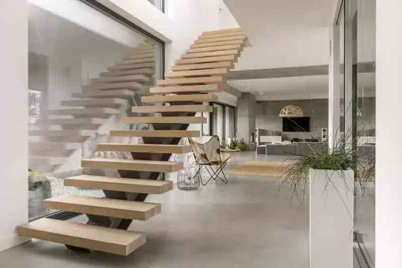 Drewniane schody samonośne w salonie