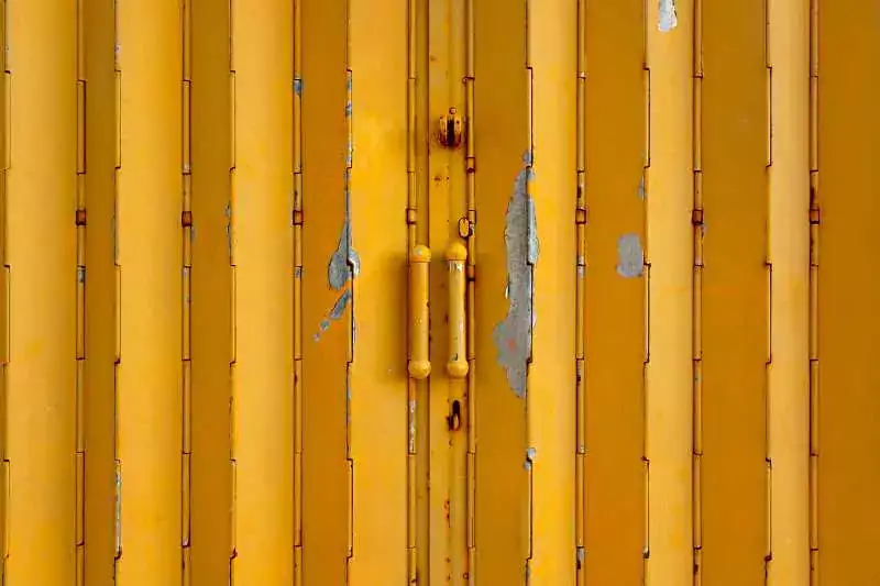 Żółte drewniane drzwi harmonijkowe