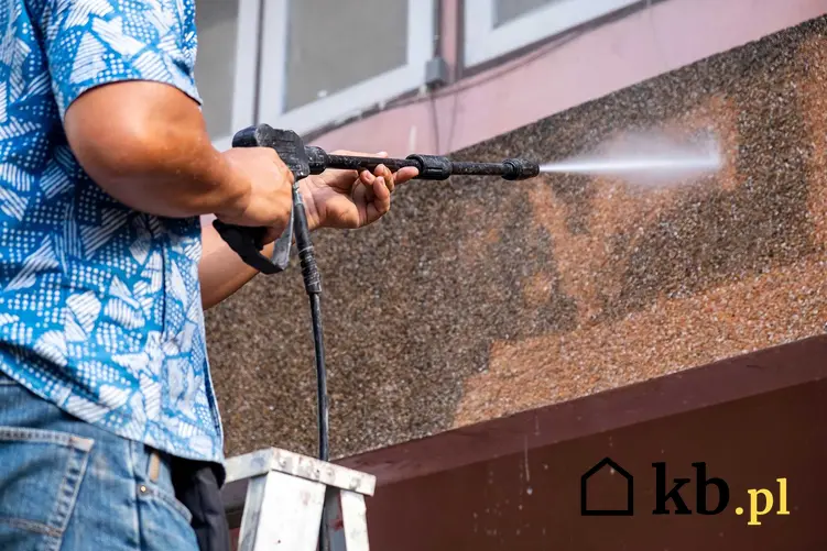 Mycie elewacji z glonów i porostów najlepiej wykonać myjką pod ciśnieniem. To najlepszy sposób na dokładne wyczyszczenie budynku ze wszystkich stron.