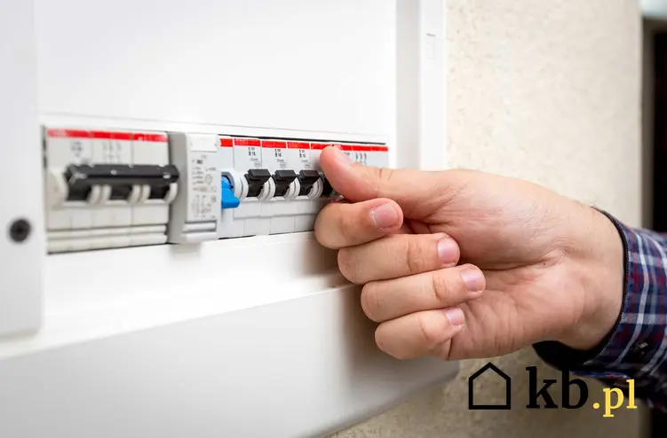 Rozłącznik bezpiecznikowy powinien znajdować się w każdej domowej instalacji elektrycznej. Jest pierwszym punktem ochrony, stanowiącym główny wyłącznik awaryjny.