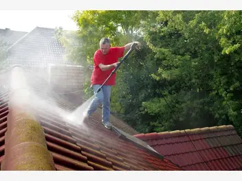 Ilustracja artykułu mycie dachu krok po kroku - jak to zrobić samodzielnie?