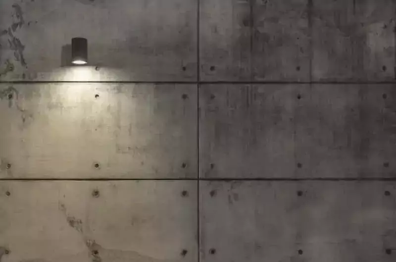 Płyty betonowe na ścianie