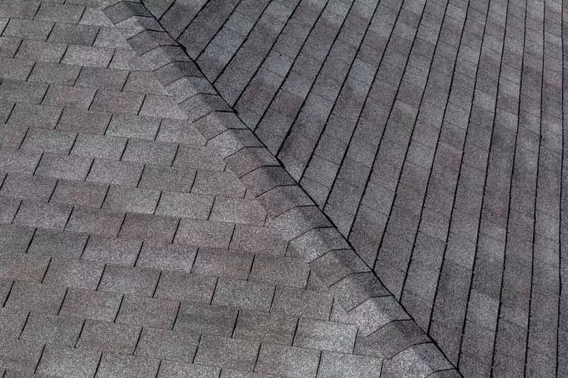 Czterospadowy dach z gontem bitumicznym