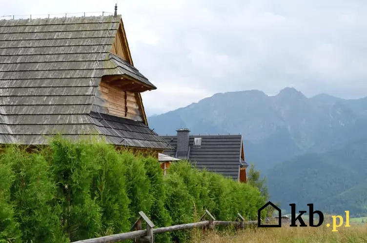 Dom górlaski pokryty gontem, a także domki góralskie i projekty domów w stylu góralskim