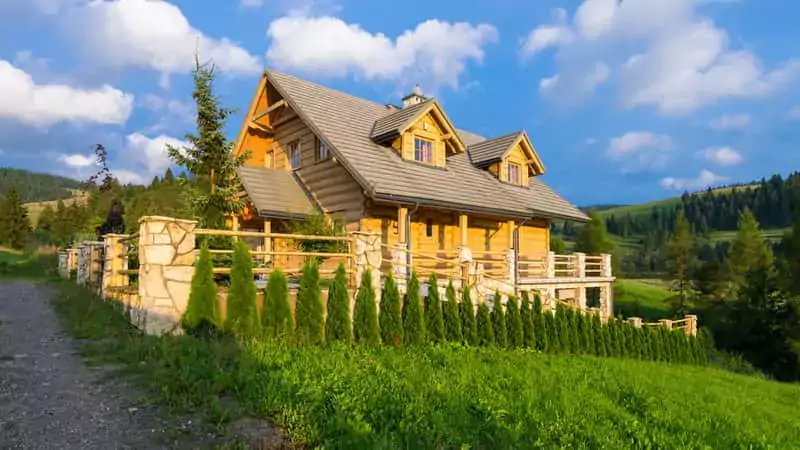 Dom góralski z drewnianych bali