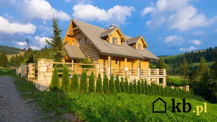Duży dom góralski na tle panoramy gór, a także TOP 5 domów góralskich - najlepsze projekty na domy z drewna