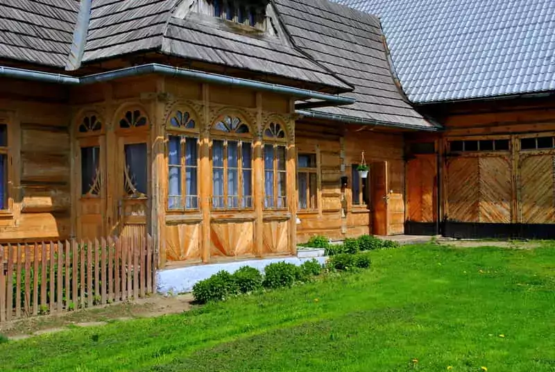 Romantyczny drewniany dom góralski