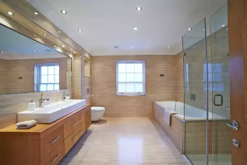 Nowoczesna łazienka z drewnem