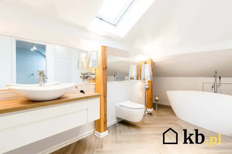 Biała łazienka z drewnianymi akcentami i oknem dachowym na poddaszu, a także 10 aranżacji łazienki